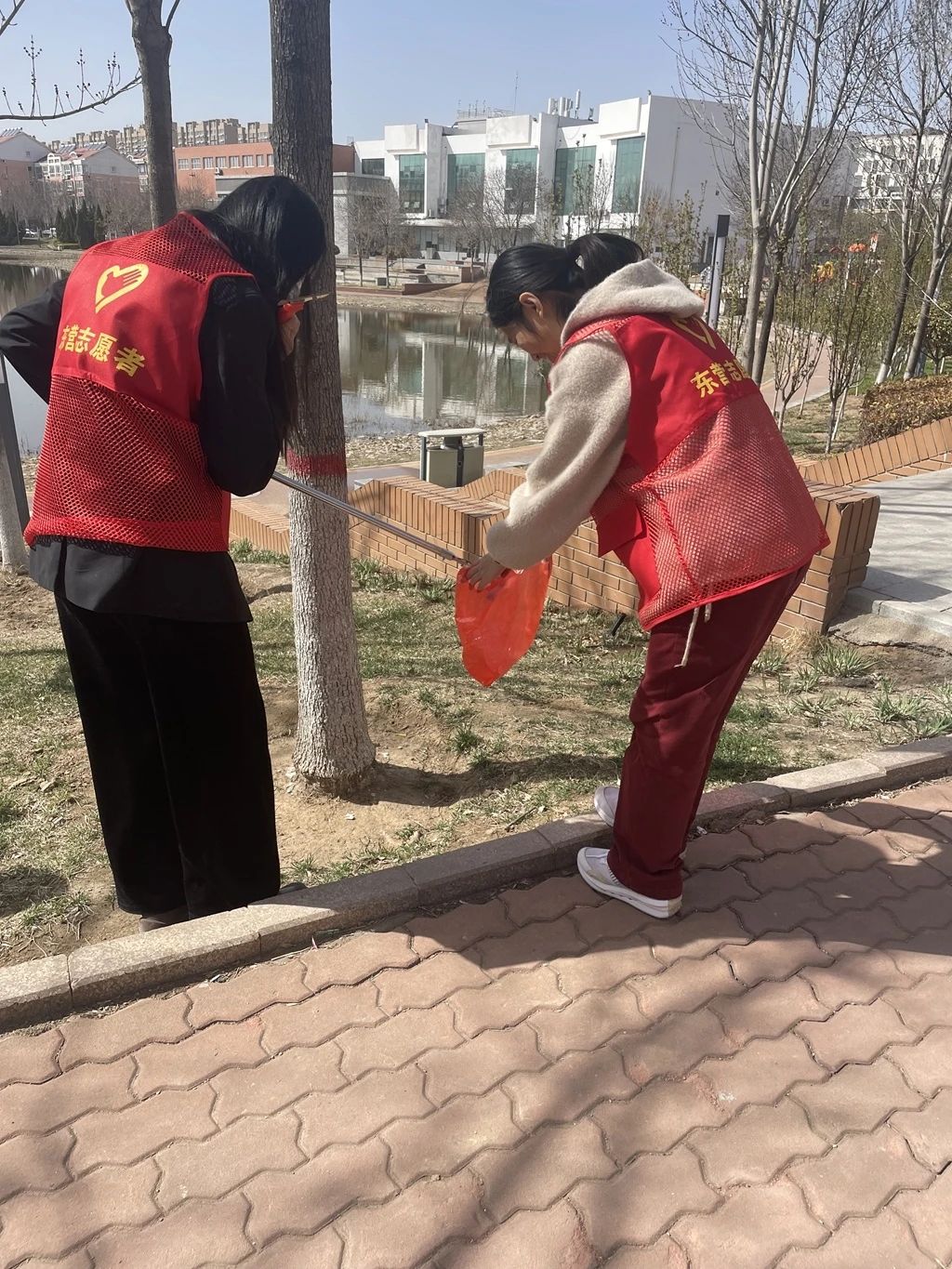 华东石油雷锋.jpg